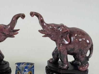 CHINE, XXe.
Éléphants.
Deux sujets en pierre...