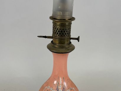 Lampe à pétrole en porcelaine sur fond rose...
