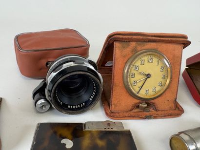 Lot comprenant :
- JAEGER.
Petite pendulette...