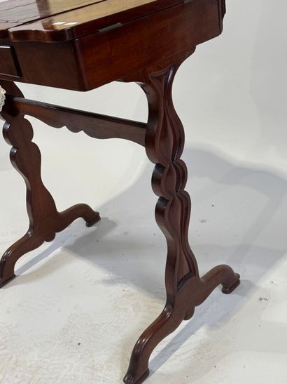 Moulded mahogany Billet doux opening with...