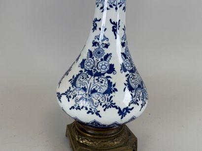 GIEN.
Lampe à pétrole en faïence bleu-blanc...