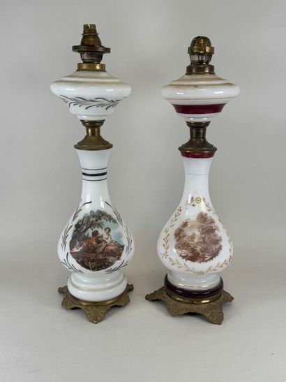 Deux lampes en verre opalin à décor de paysage...