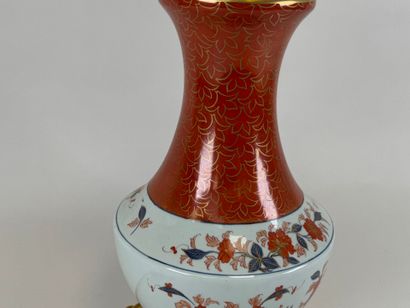 Porcelaine de Paris.
Polychrome and gold...