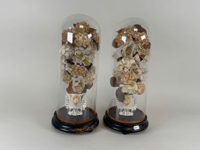 Deux globes de mariée en verre bombé, le...