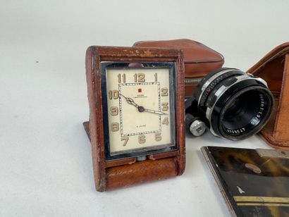 Lot comprenant :
- JAEGER.
Petite pendulette...