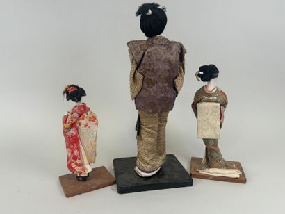 JAPON, XXe.
Trois poupées en bois laqué et...