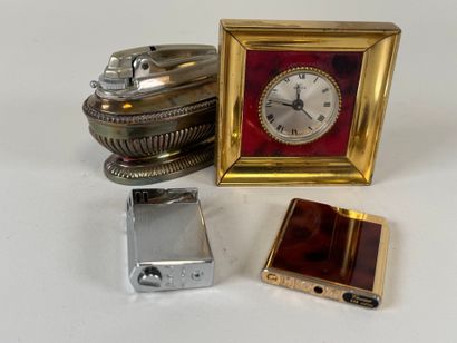 Lot comprenant :
- UTI.
Petite pendulette...