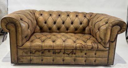 Brown leather Chesterfield sofa.
76 x 170...