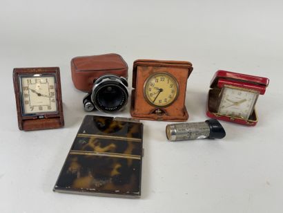 Lot comprenant :
- JAEGER.
Petite pendulette...