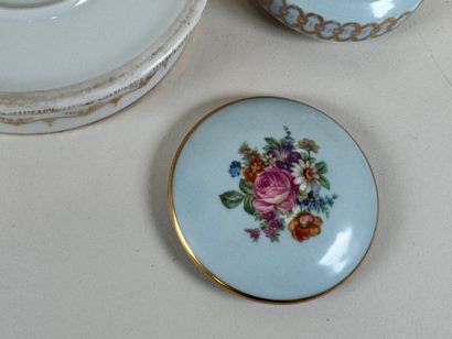 Lot en porcelaine polychrome et or comprenant...