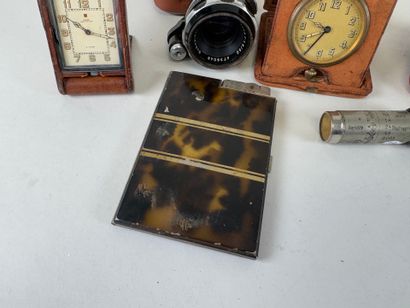 Lot comprenant :
- JAEGER.
Petite pendulette...