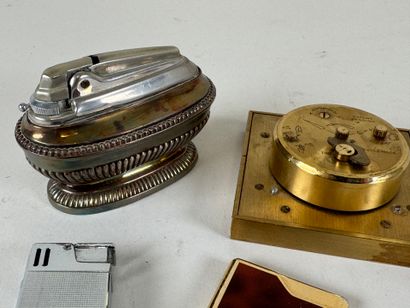 Lot comprenant :
- UTI.
Petite pendulette...