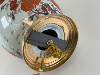Porcelaine de Paris.
Polychrome and gold...