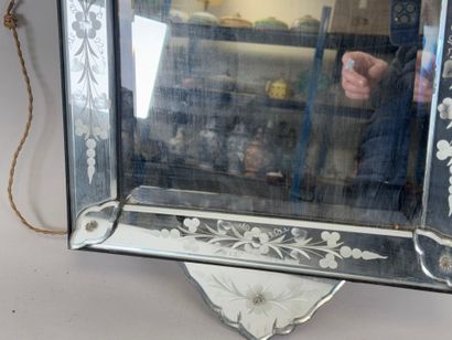 Petit miroir dit de Venise en verres biseautés...