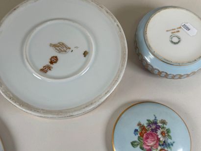 Lot en porcelaine polychrome et or comprenant...