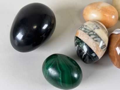 Petite collection d'œufs en marbre, onyx,...