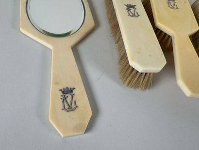 Partie de nécessaire de toilette en os et...