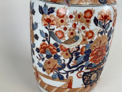 ASIA, 20th century.
Polychrome and gold porcelain...
