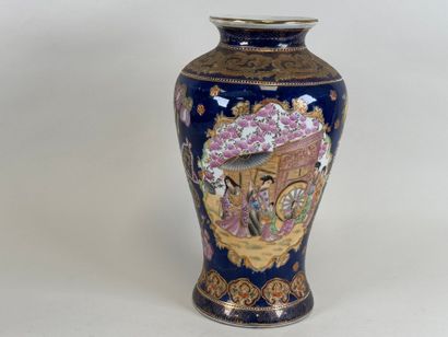 ASIA, 20th century.
Polychrome and gold porcelain...