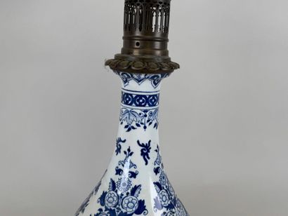 GIEN.
Lampe à pétrole en faïence bleu-blanc...