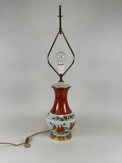 Porcelaine de Paris.
Polychrome and gold...