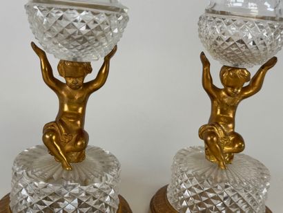 Paire de vases en cristal à pointes de diamants,...