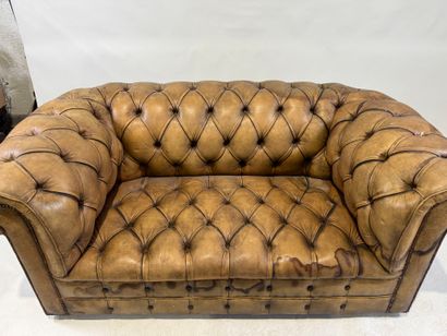 Brown leather Chesterfield sofa.
76 x 170...