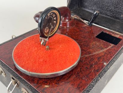TRUMPF.
Petit tourne-disque phonographe.
Travail...