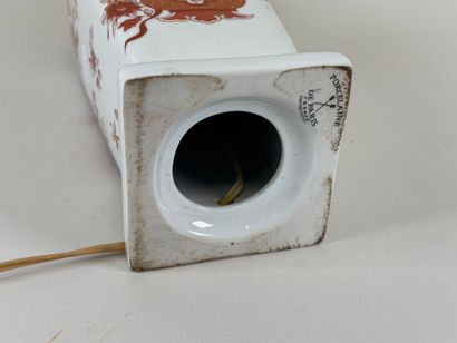Porcelaine de Paris.
Porcelain lamp on a...