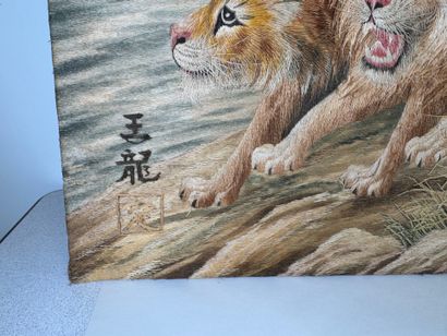 JAPON, XXe.
Les Tigres et les Lions.
Paire...