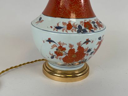 Porcelaine de Paris.
Polychrome and gold...