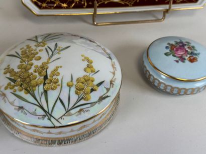 Lot en porcelaine polychrome et or comprenant...