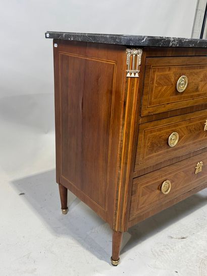 Wood and light wood marquetry chest of drawers...
