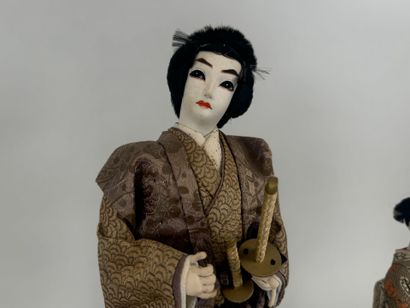 JAPON, XXe.
Trois poupées en bois laqué et...