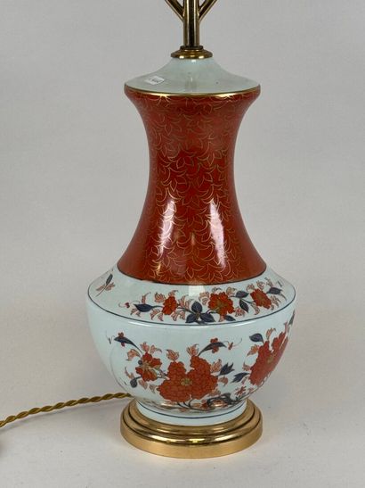 Porcelaine de Paris.
Polychrome and gold...