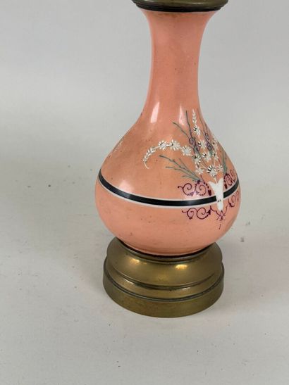 Lampe à pétrole en porcelaine sur fond rose...