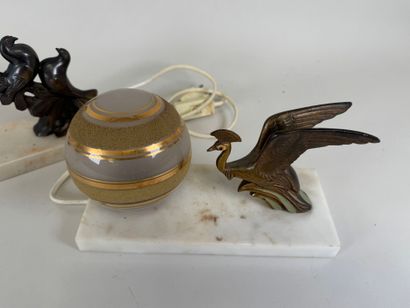 Lot comprenant :
- lampe à poser en régule,...