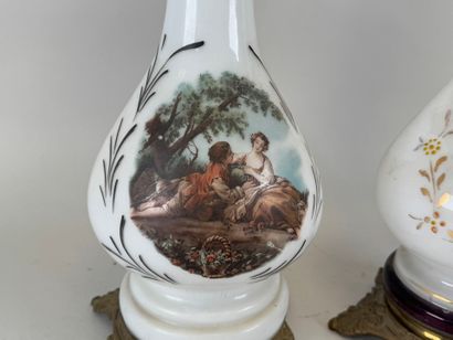 Deux lampes en verre opalin à décor de paysage...