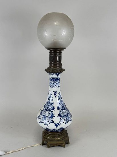 GIEN.
Lampe à pétrole en faïence bleu-blanc...