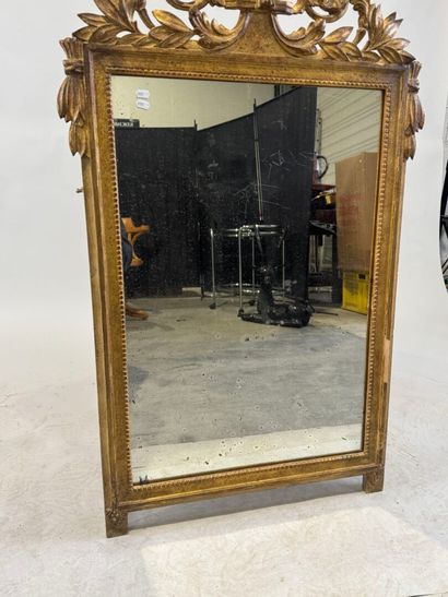 Gilded wood mirror decorated with strings...