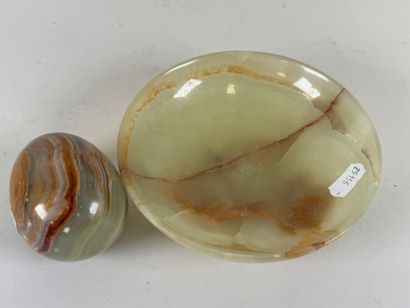 Onyx bowl and egg.
H. 3.5 cm.
D. 13 cm.