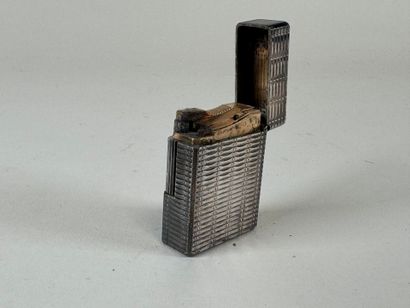 S.T. DUPONT.
Briquet en métal argenté guilloché.
1,5...