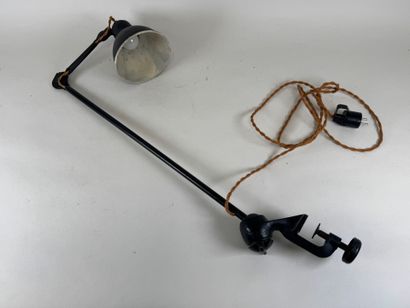 Lampe d'atelier en métal laqué noir.
H. 78...