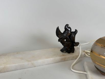 Lot comprenant :
- lampe à poser en régule,...