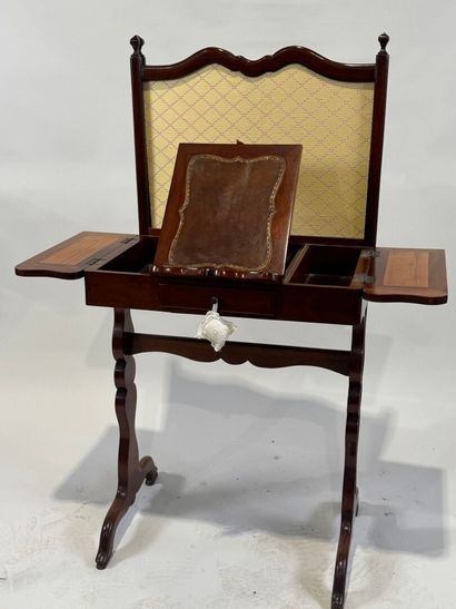 Moulded mahogany Billet doux opening with...