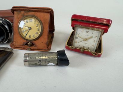 Lot comprenant :
- JAEGER.
Petite pendulette...
