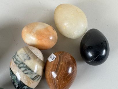 Petite collection d'œufs en marbre, onyx,...