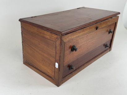 Petit meuble à poser en acajou ouvrant par...