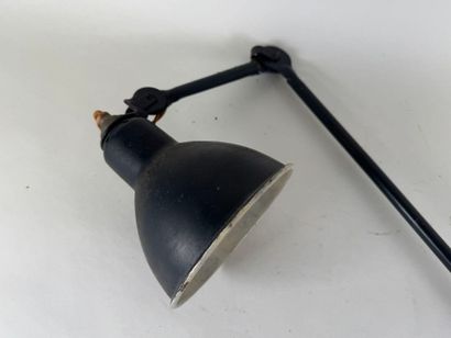 Lampe d'atelier en métal laqué noir.
H. 78...