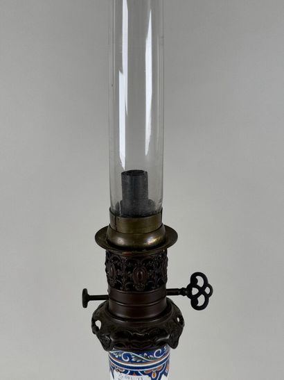 GIEN.
Lampe à pétrole en faïence polychrome...